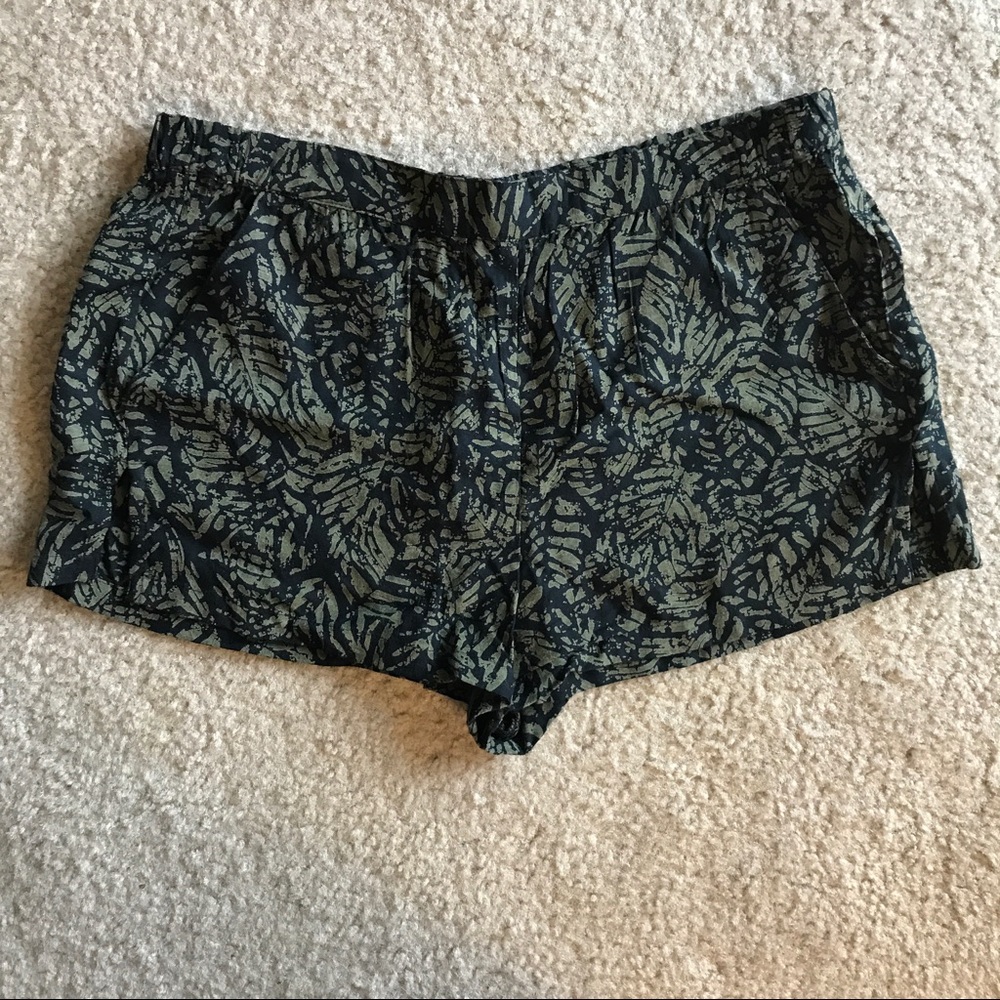 Silence + noise UO shorts small leaf print blk grn